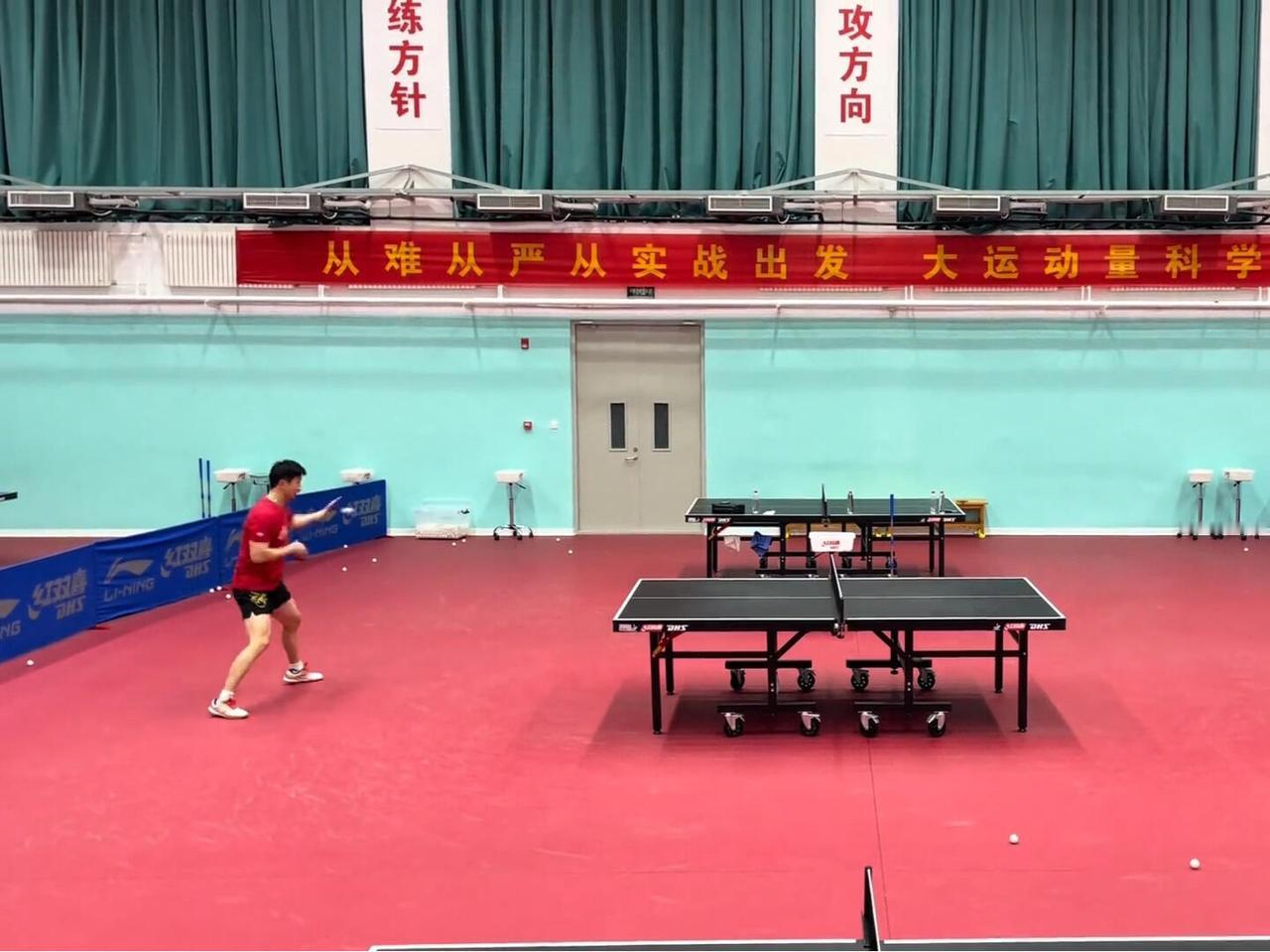 新的左手将，龙队也是花样百出，左右手开弓，真厉害了，秀出新技能！37岁马龙做自