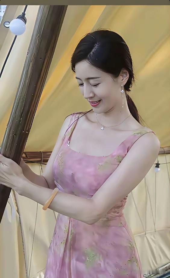 阴雨不断首见日溪流潺潺蛙蝉鸣，石桥横过如飞虹，人间此处是秘境