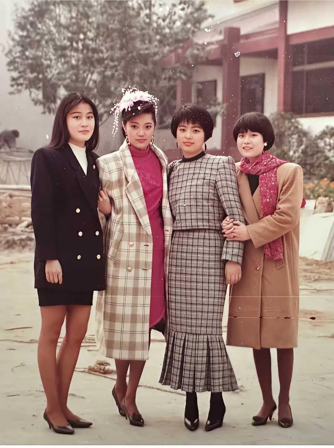 那时候这套格子裙子得有多时尚啊