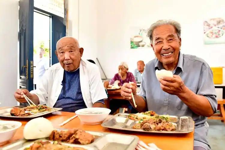 糖尿病人不能喝豆浆吗？医生：为了保护胰岛，5物不建议多吃一个五十岁出头的男人