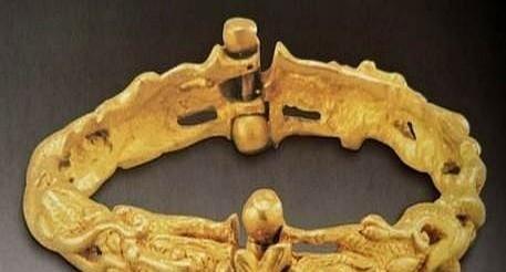 1988年，老罗在清理墓室时趁人不注意，将挖出来的2只金手镯悄悄塞进鞋底。回家后