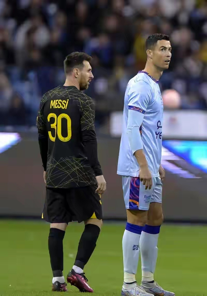 谁是GOAT？梅西是一个队顶起了一个人，C罗是一个人扛起了一支球队。1、梅西遇见