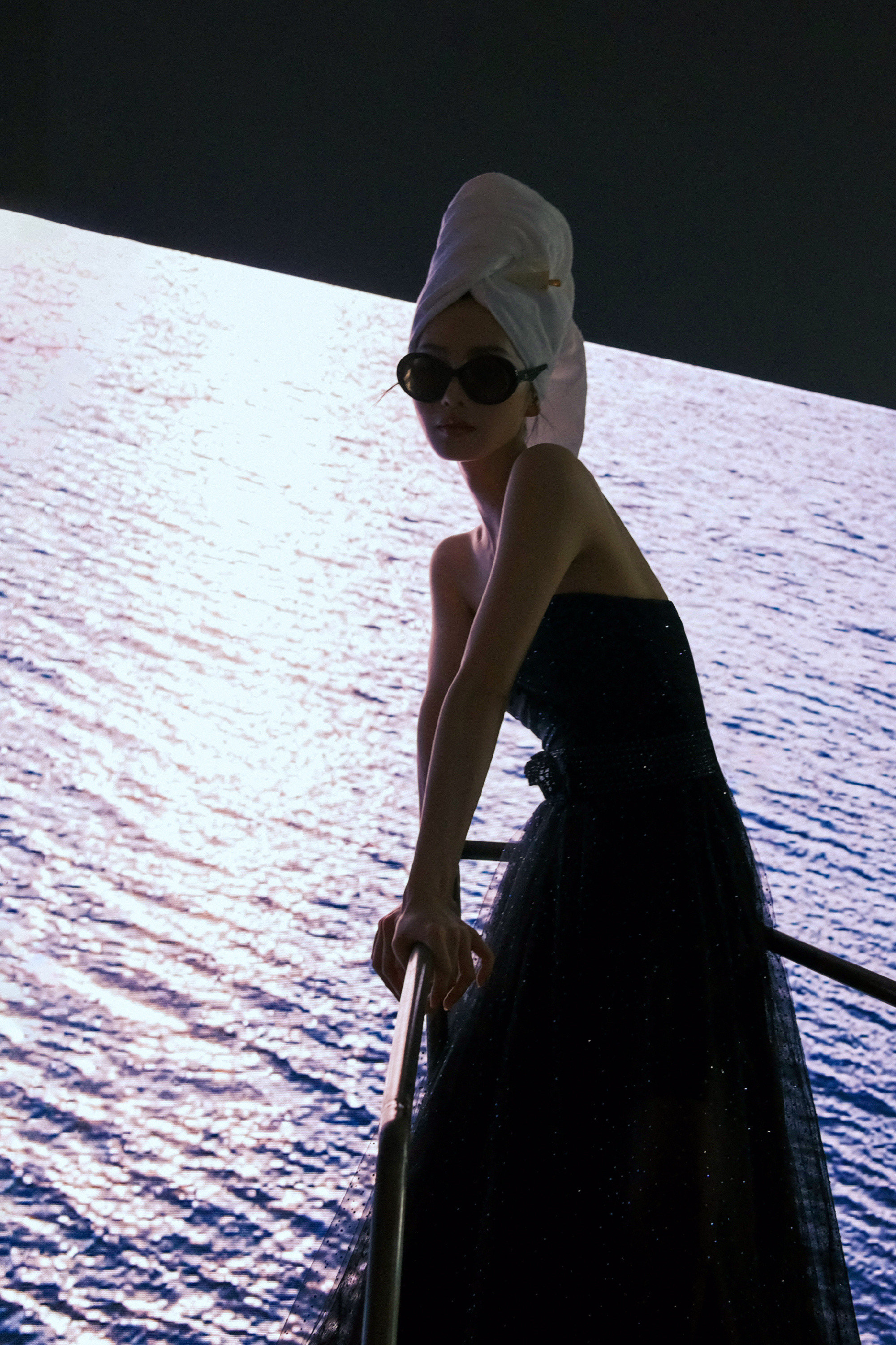 刘诗诗全新大片，一袭黑色抹胸长裙，优雅上线。刘诗诗时尚穿搭