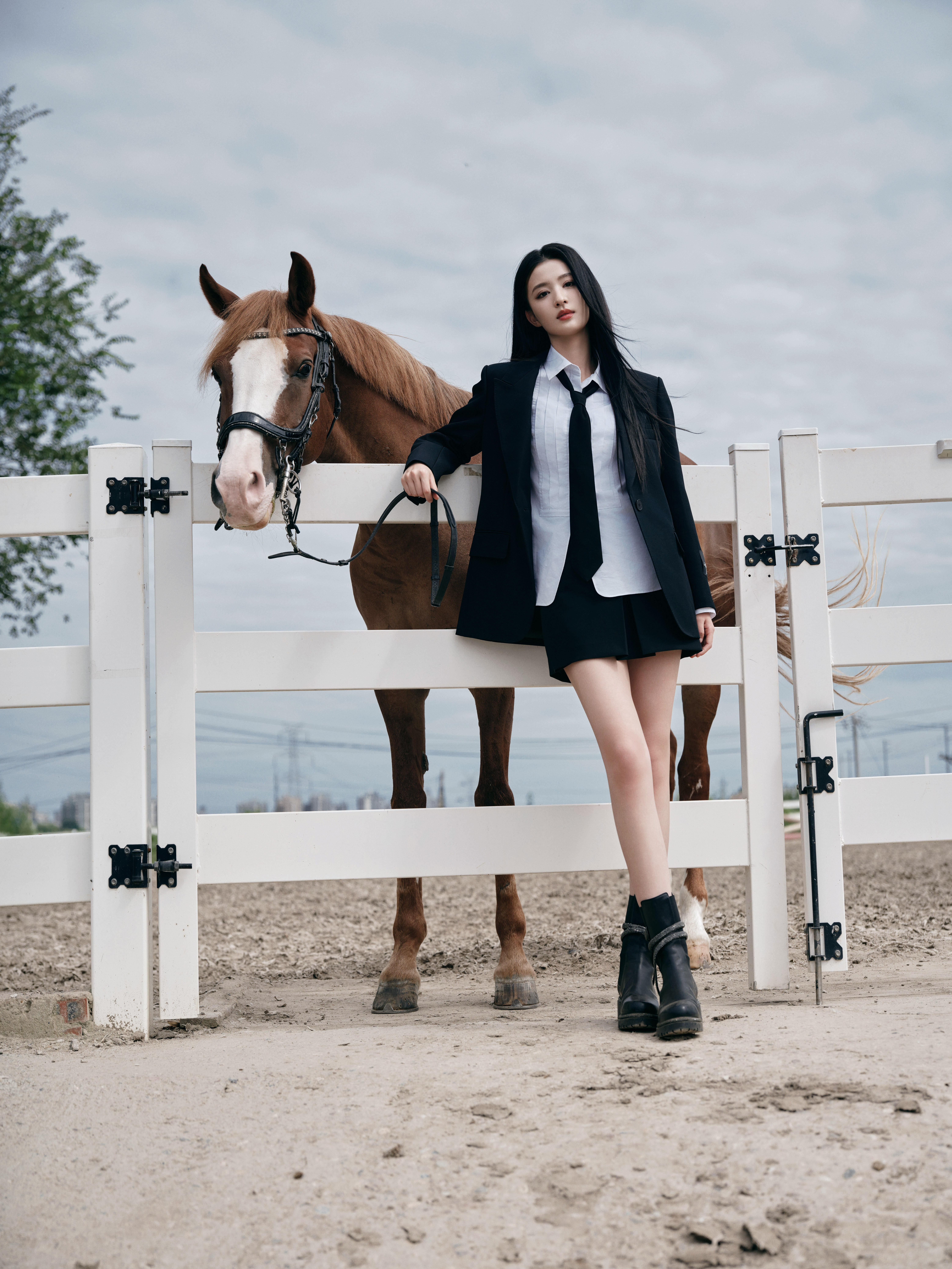 王楚然化身西装骑士，自在摇曳，快意明媚​​​