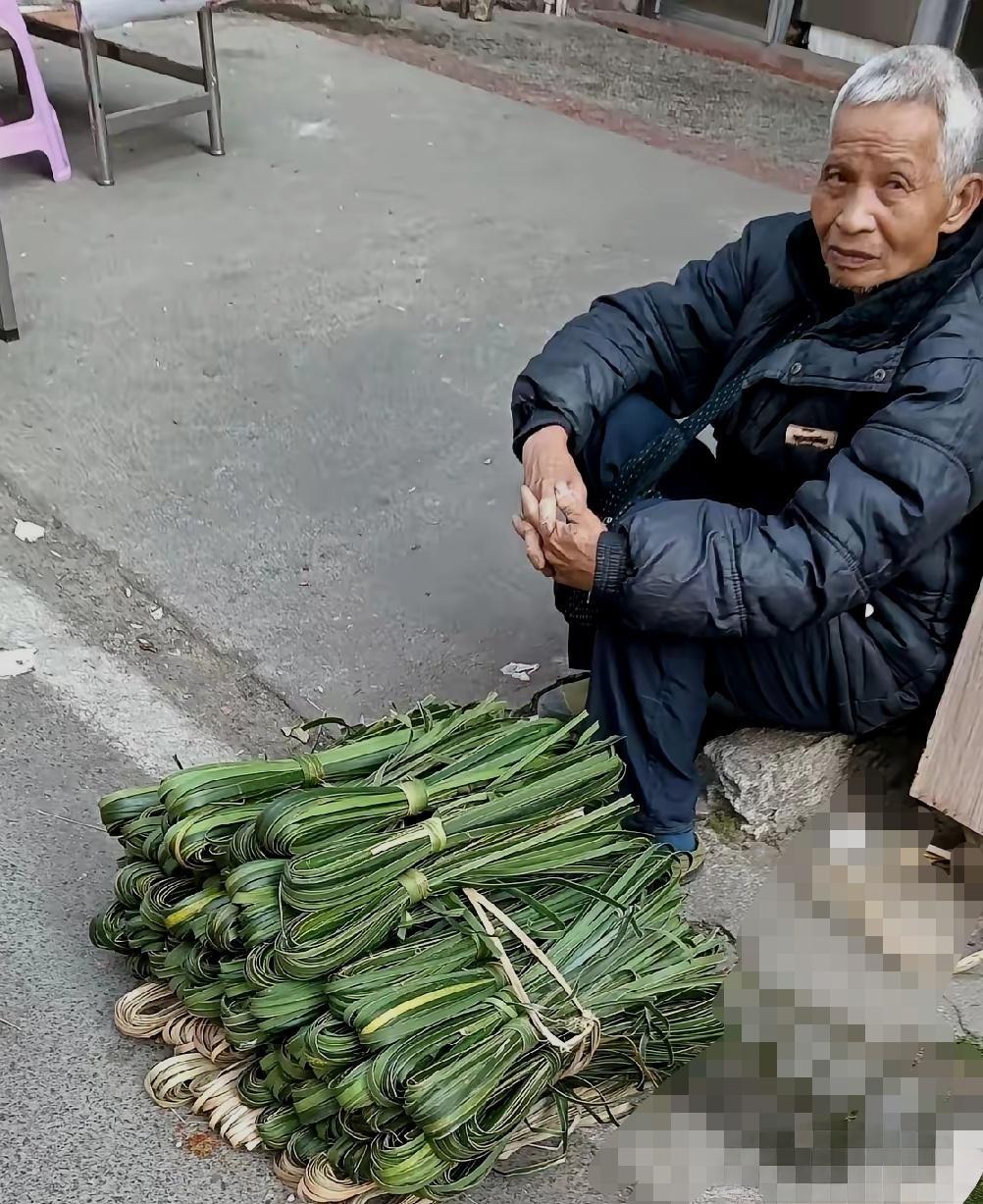这东西也有人买？怪不得一天都没卖不出去。大爷守着小摊坐了好久，看着实在让人