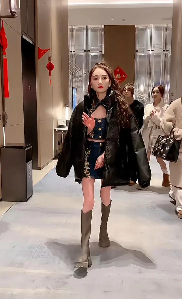 因为到处蹭而不招老铁待见的沈曼，哭着喊话给快手开专场，我本善良，是快手把我逼的不