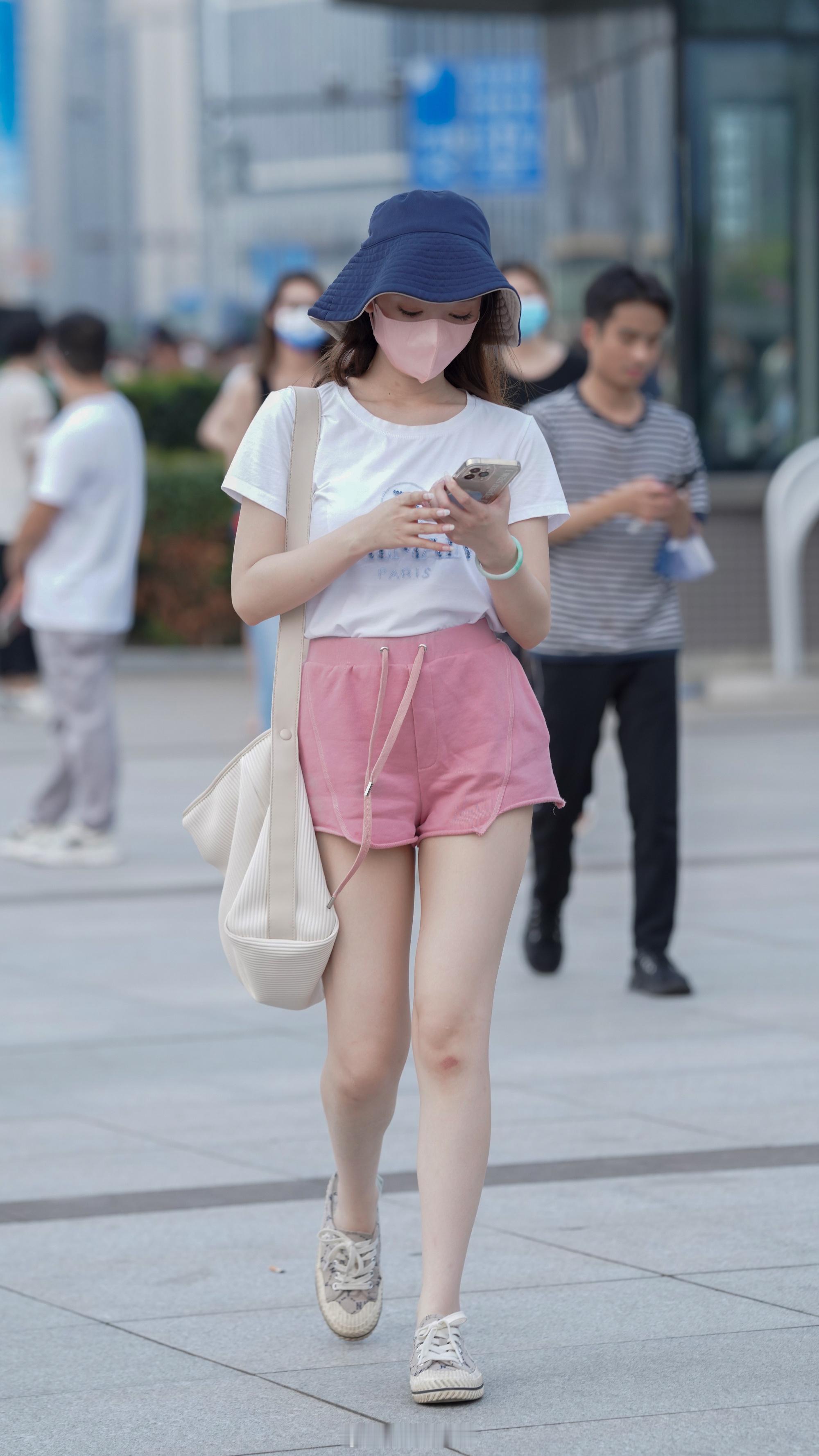 全白配粉才是今年夏天的正确打开方式！7552街拍我的摄影日记街拍穿搭时尚街拍​​​