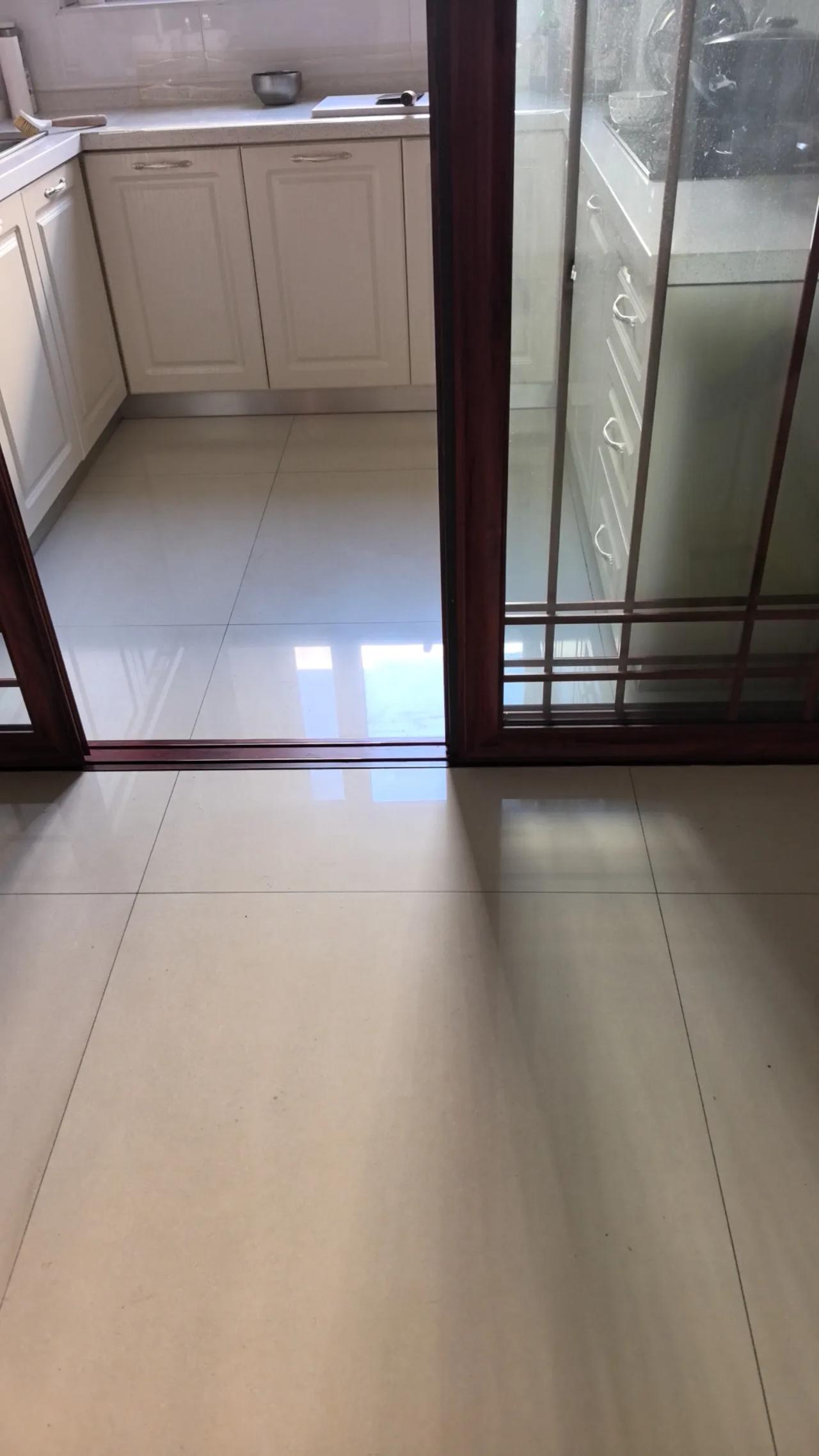呼和浩特市的二手房价格也比较稳定的。今天早上，在呼和浩特市赛罕区的一个小区里，一