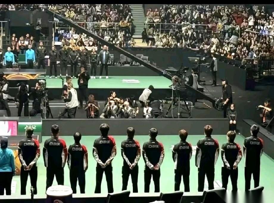 “最小那个最好打？”话音刚落，球拍就已经架到了孙颖莎面前。谁能想到，这句挑衅，