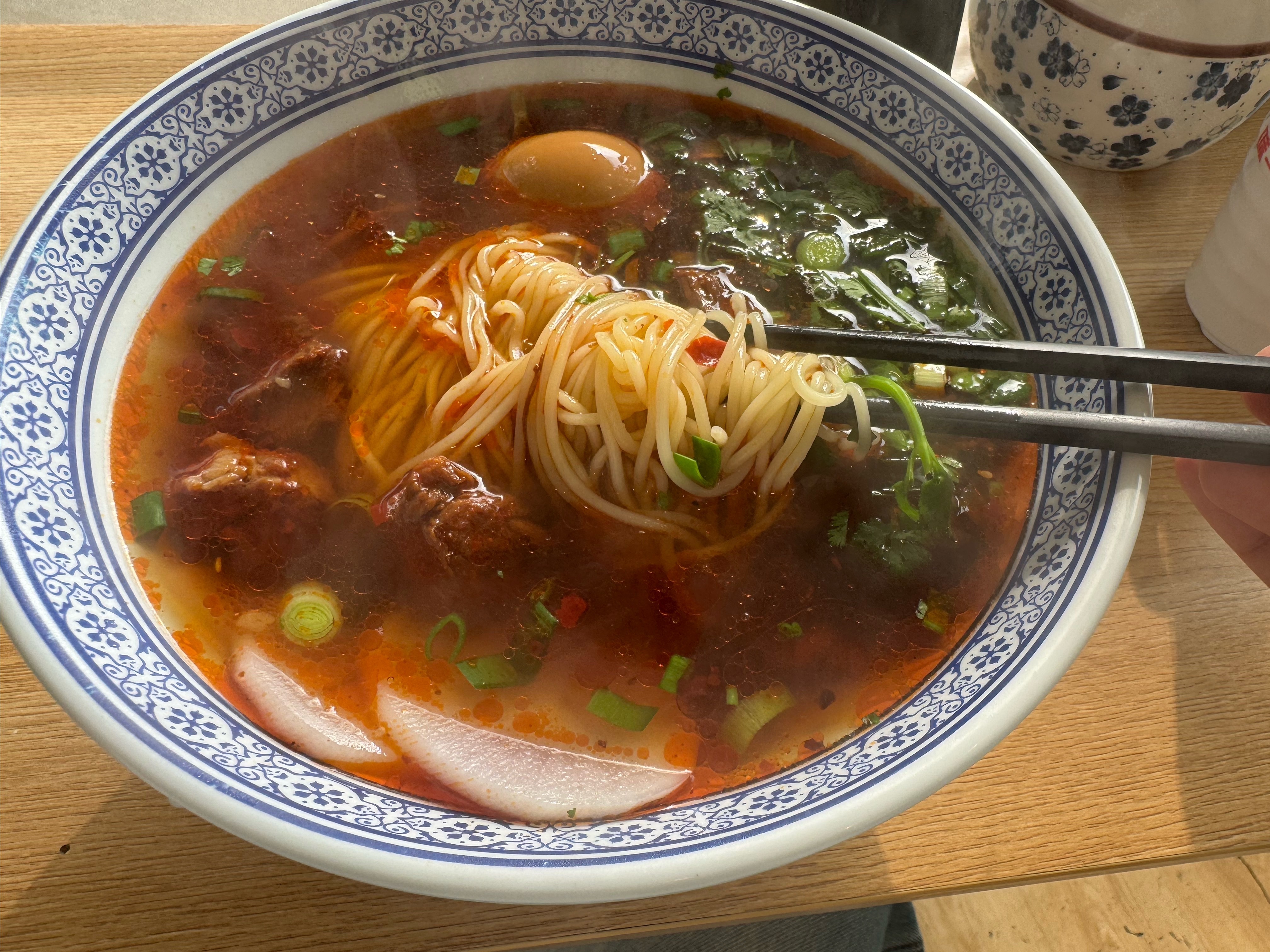 哎,早上没有办法。在高铁站外面吃个面条。我对吃的几乎没什么讲究,但我还是得说太坑