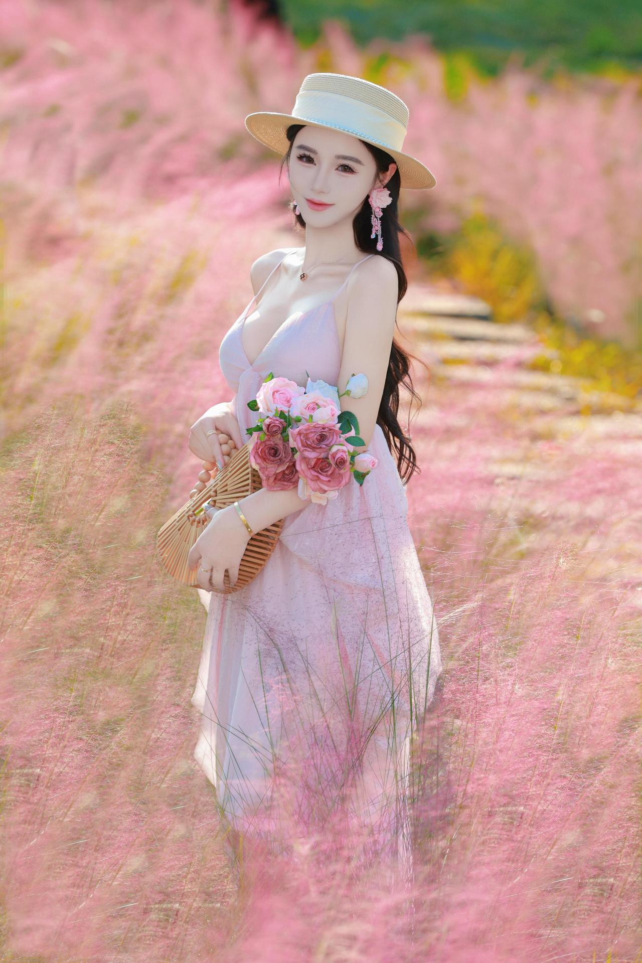 把它们都藏进这片粉黛乱子草的海洋里。风掠过，粉色的浪潮轻轻摇晃，像揉碎了的