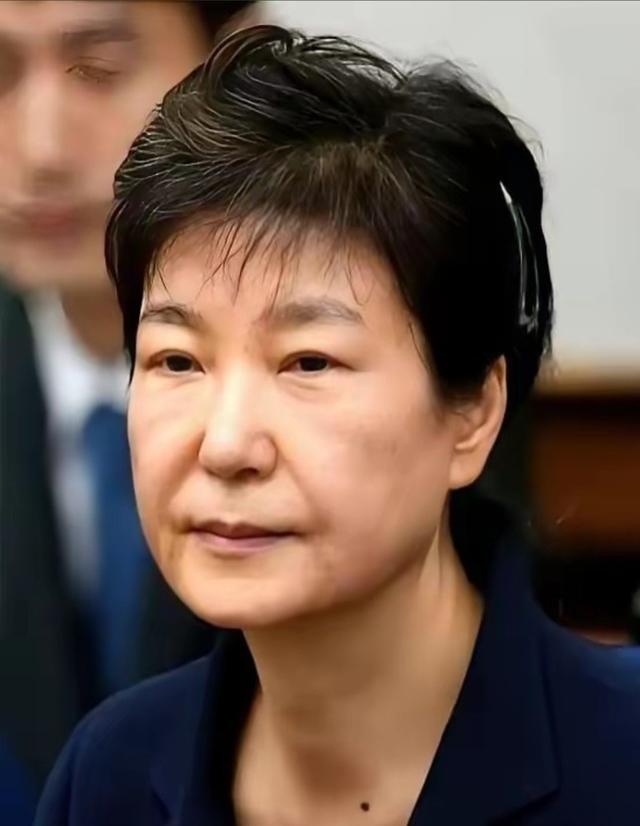 韩国政坛，真是杀疯了。尹锡悦刚被法院一审判了无期徒刑，同一天，74岁的朴槿惠养老