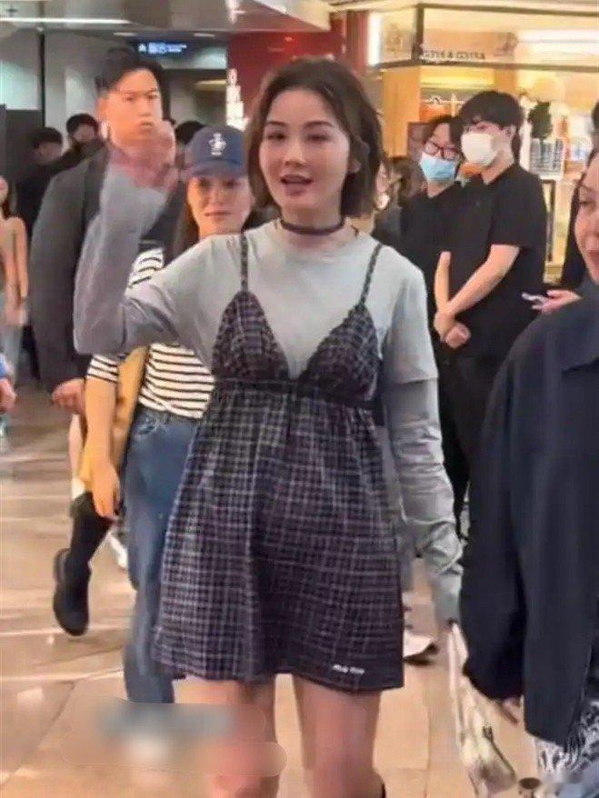 43岁阿sa蔡卓妍香港活动，这裙子认真的吗？也太显胖了，小腹微微隆起、看着像怀孕了，四月才与小10岁