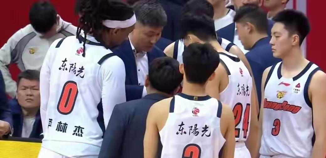 广东队为什么会输？看图就知道。最后2秒，广东队落后一分，杜峰暂停布置战术。按