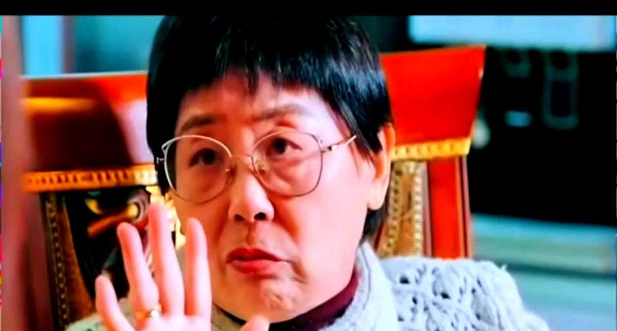 黄圣依妈妈当着摄像头对黄圣依发飙，丝毫不给黄圣依面子。老太太一嗓子喊完，