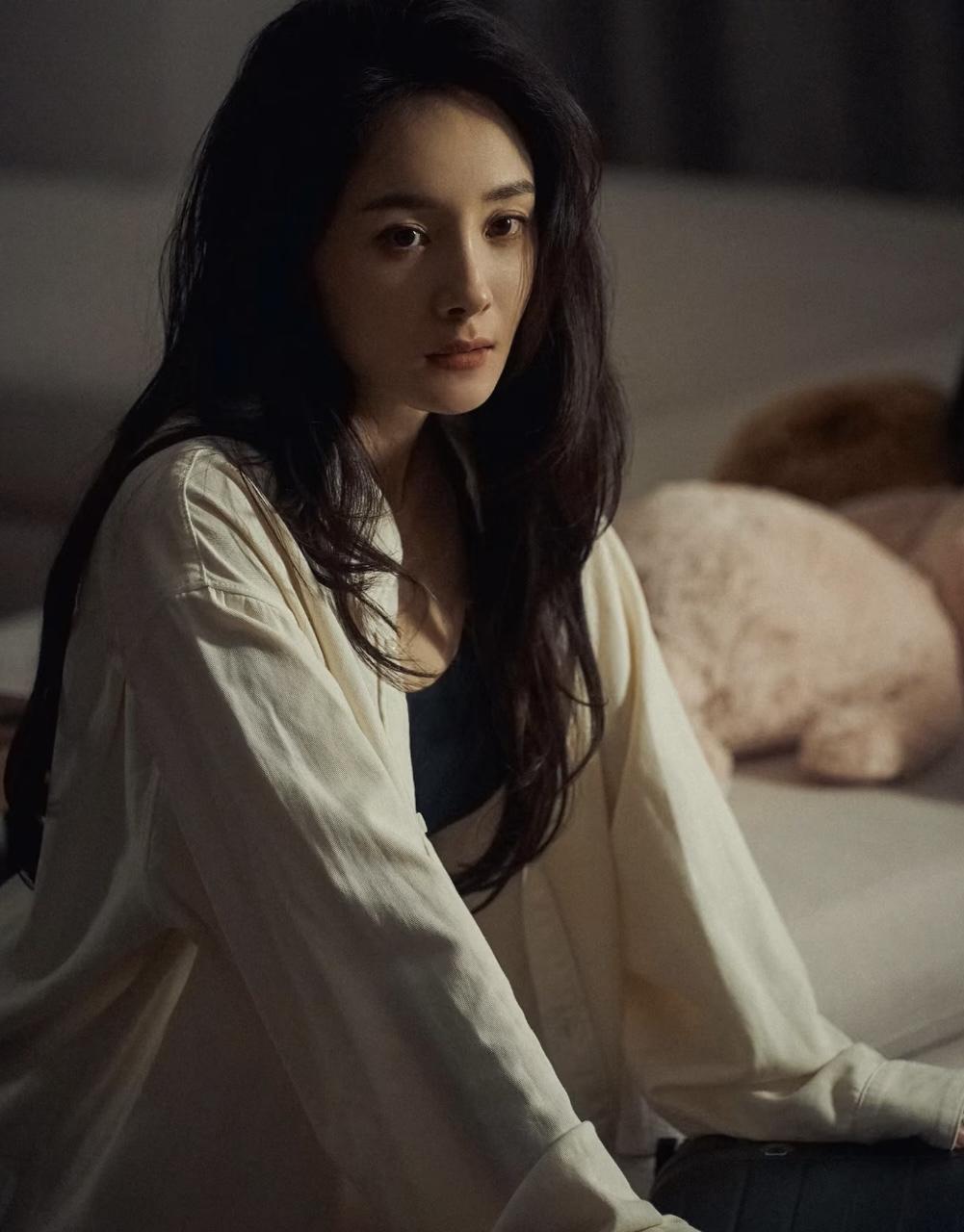 这么优秀漂亮的女人也离婚了，为她感到不值。想当年在事业上升期义无反顾嫁给名气不如