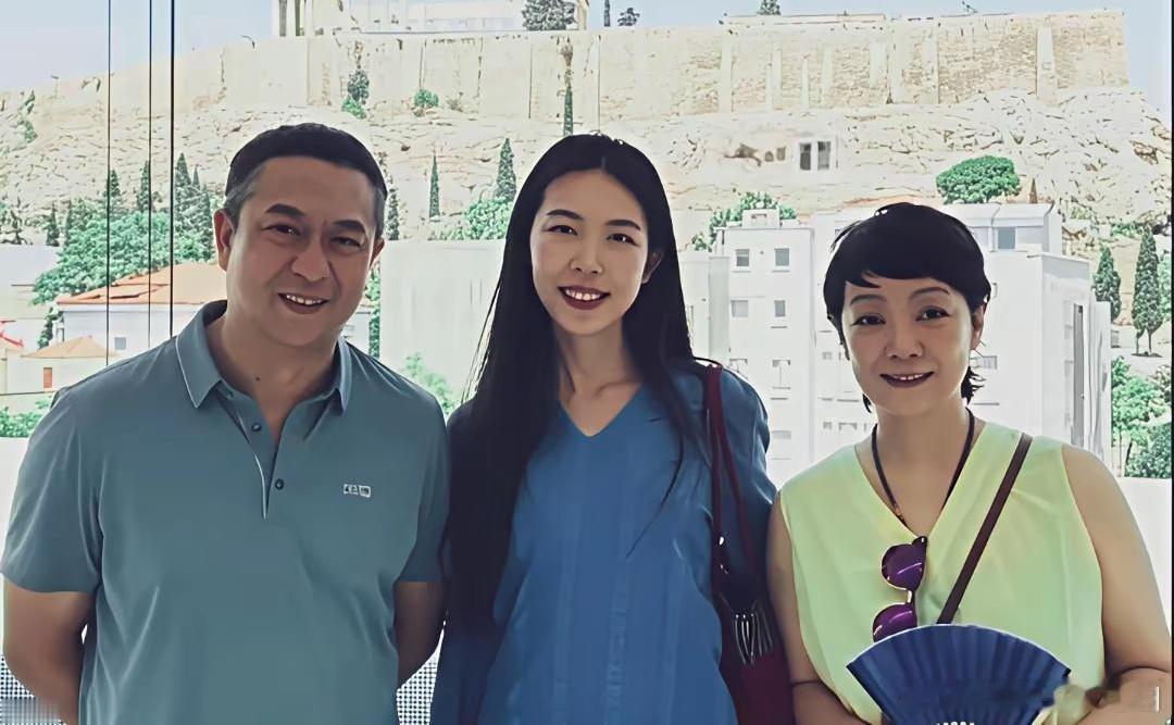 你还记得那个走路带风的“男神”张嘉译吗？他的感情路不算复杂：两段婚姻，前妻是演员