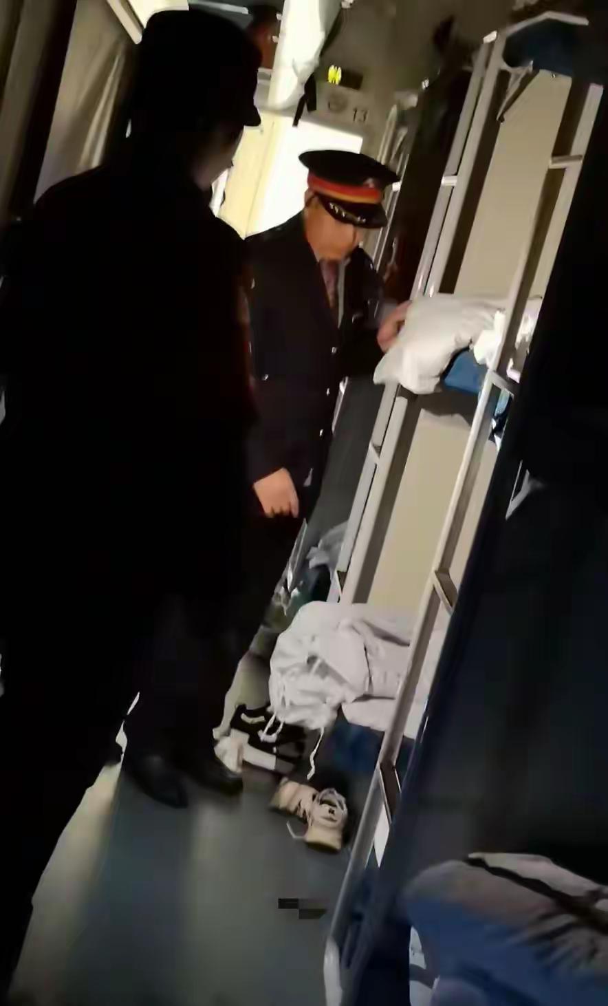 这趟从洛阳开往宁波的K168次列车，恐怕会让不少乘客终生难忘。深夜的车厢，熄了灯