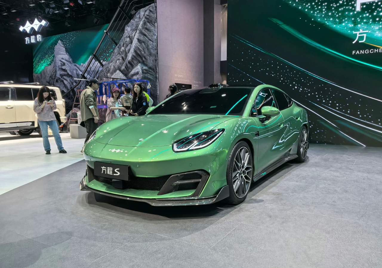 迪子的丑主要在于logo，一开始我还不信，直到网友发给我这几张图！比亚迪换上法拉