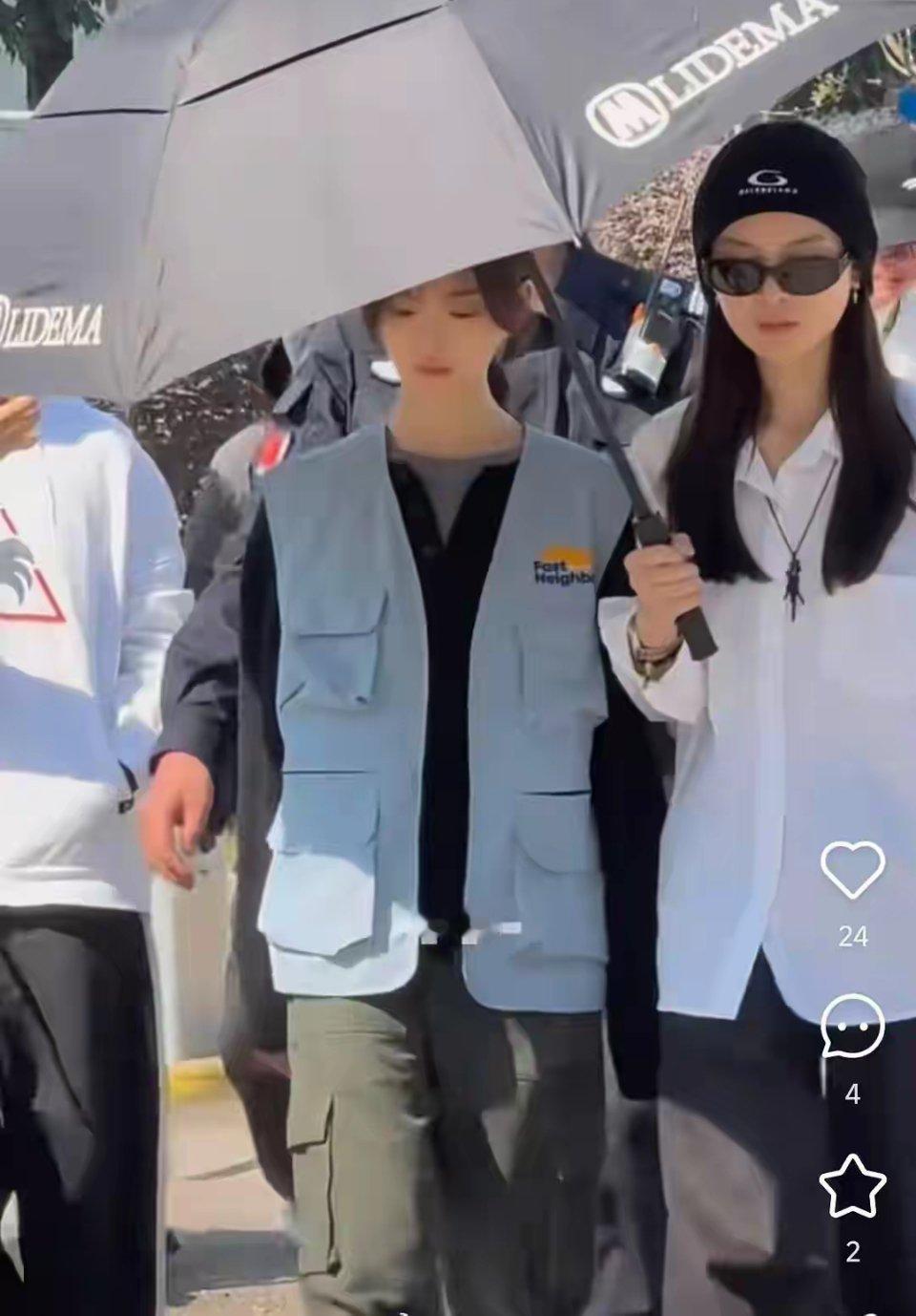 杨超越的助理看着气场好强，像个领导者