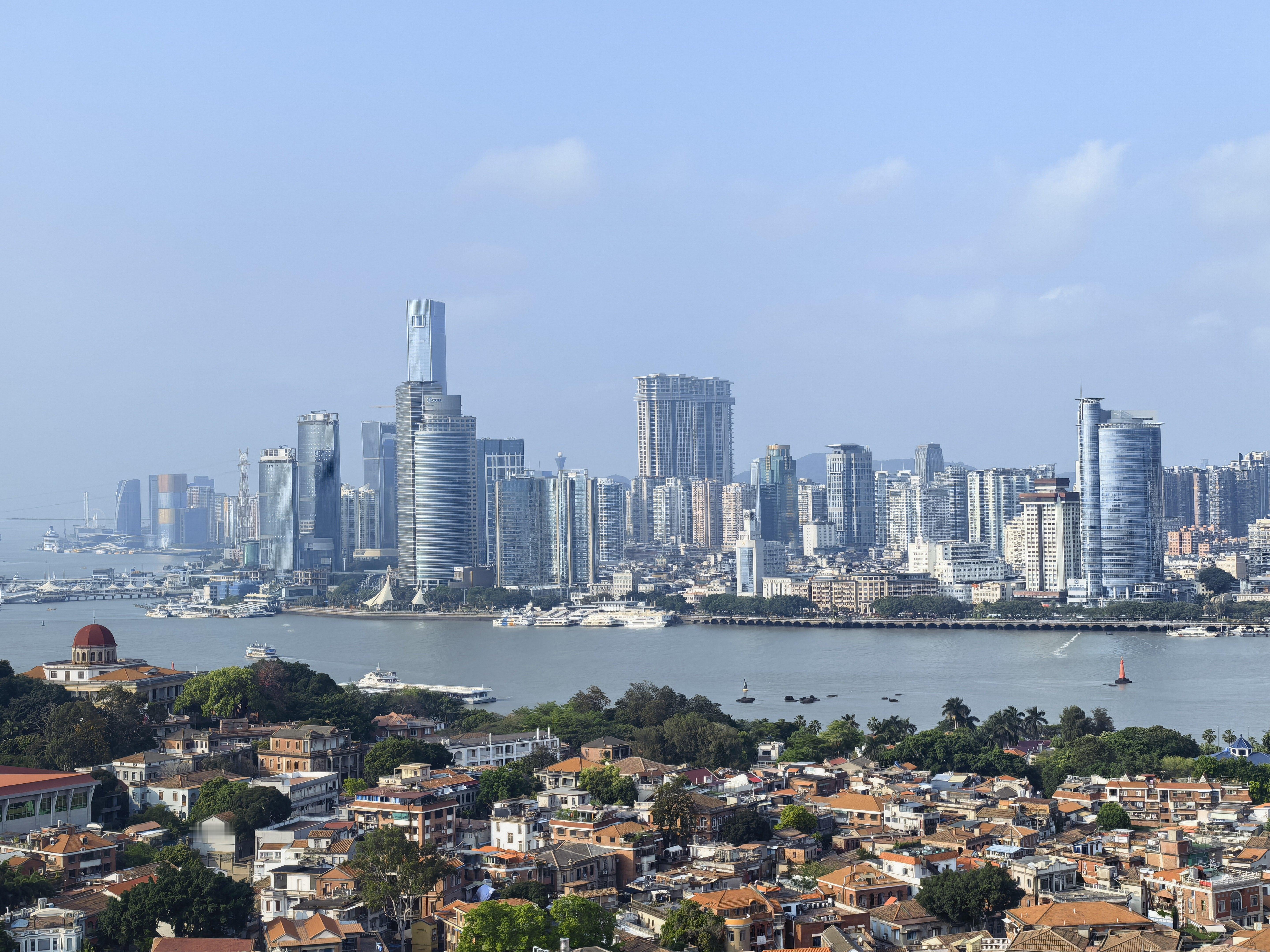 中国城市宜居水平排行榜第一次来附件福建，逛了一圈厦门。厦门挺好的，总结起来就是一
