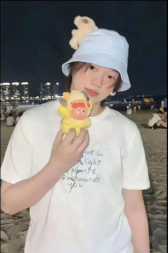 全红婵这妹子最近画风突变啊，感觉像是要彻底摆烂当个普通人了。你看她最近晒的美