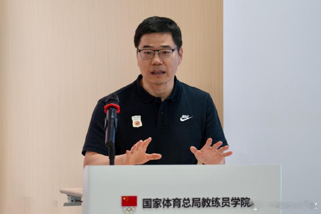 中国篮球协会主席郭振明在做男篮亚洲杯总结时分享了两个细节：一是郭士强指导每场赛前