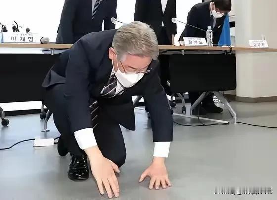 当初的李在明有多刚，现在就有多怂。在美国遭遇最低规格礼宾待遇不说