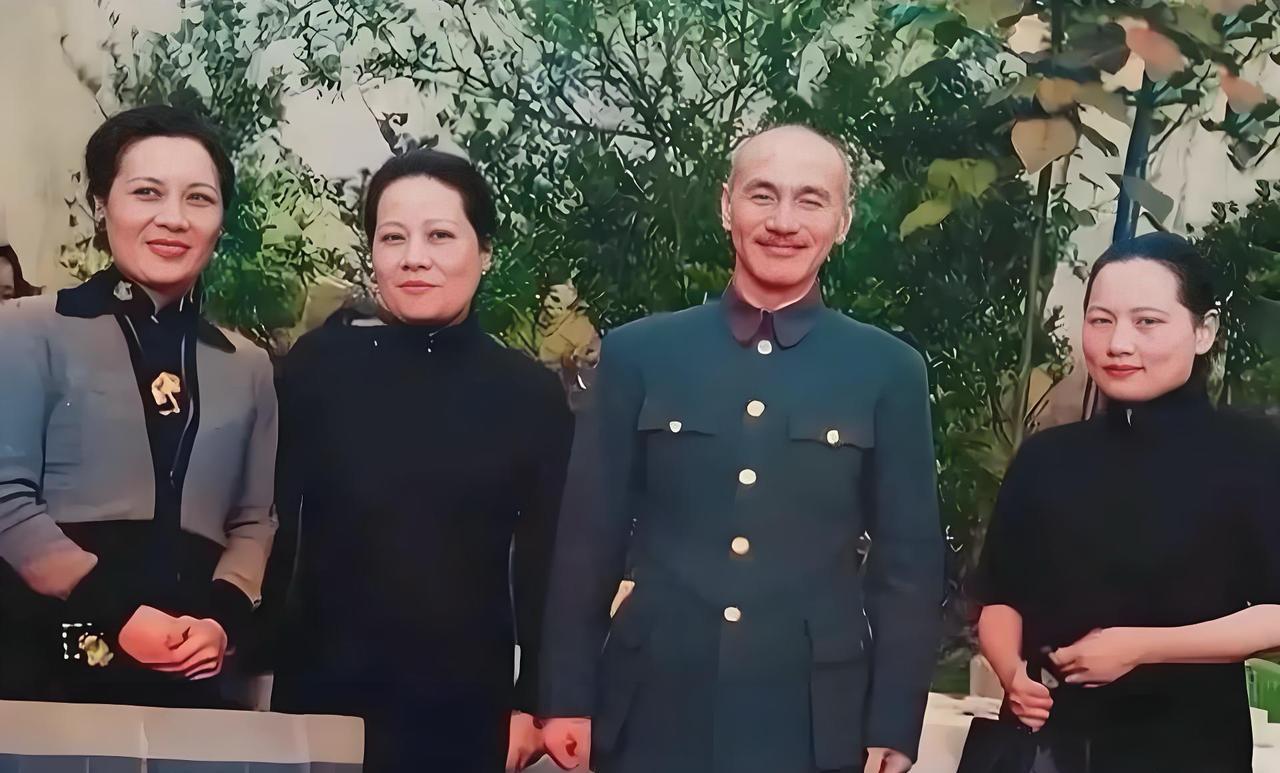 #老照片#这张老照片，拍摄于1942年的重庆。大家看看站在中间的这位男士，他是