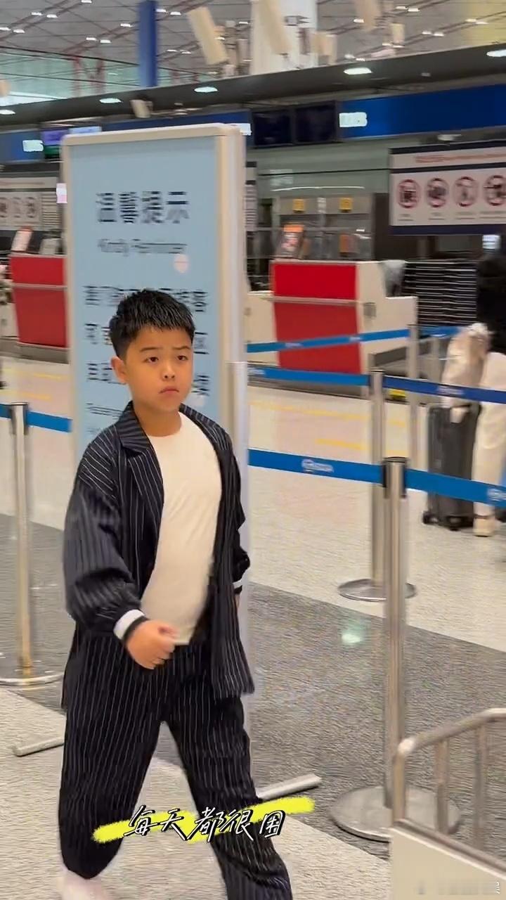 佟丽娅儿子朵朵现身机场佟丽娅儿子出发参加大湾区晚会老干部的感觉哈哈哈哈​​​