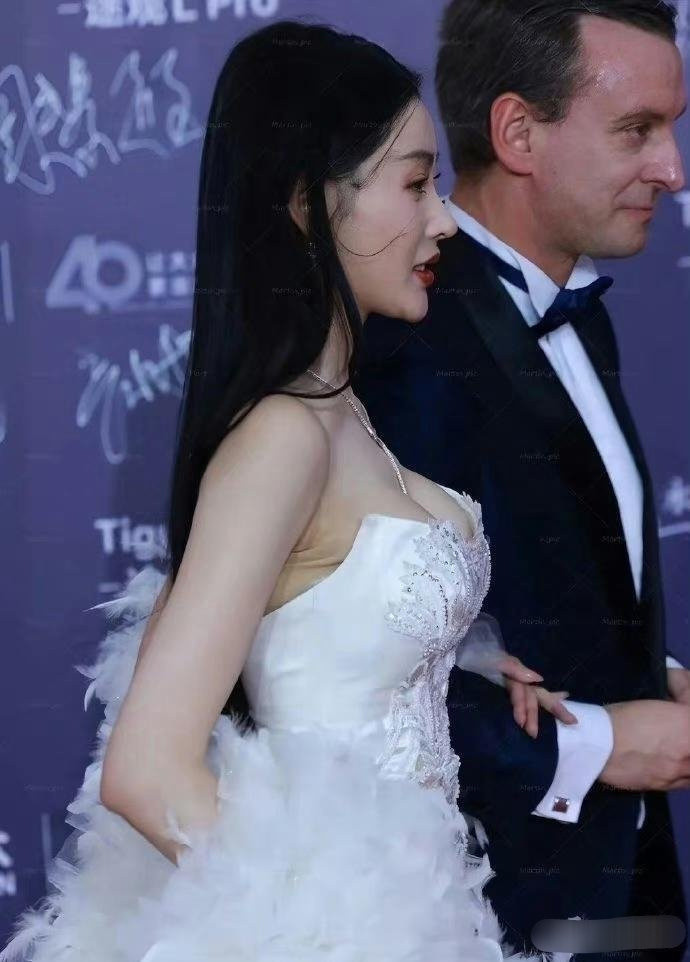张天爱这是硬挤出来的吗？是不是太勉强了点​​​