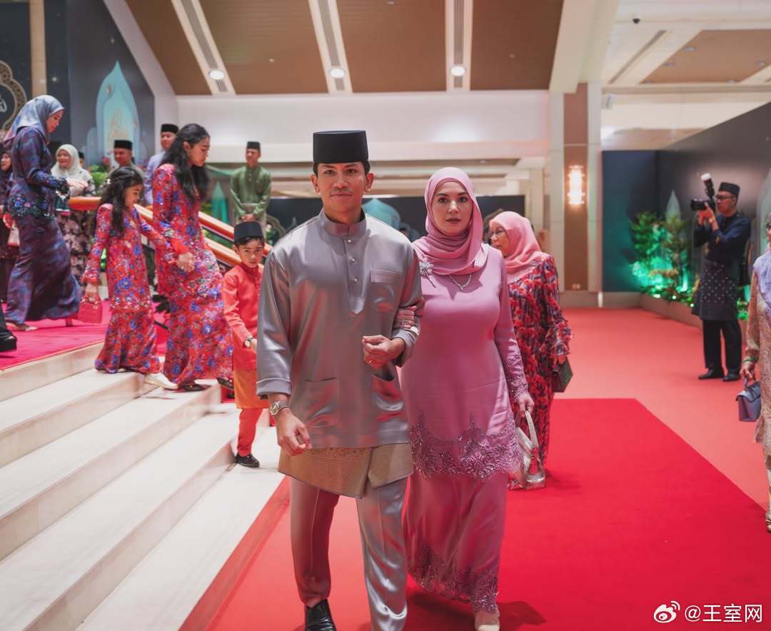 文莱王室🇧🇳3月21日，文莱王室成员们出席开斋节活动。阿妮莎王妃产后第一次