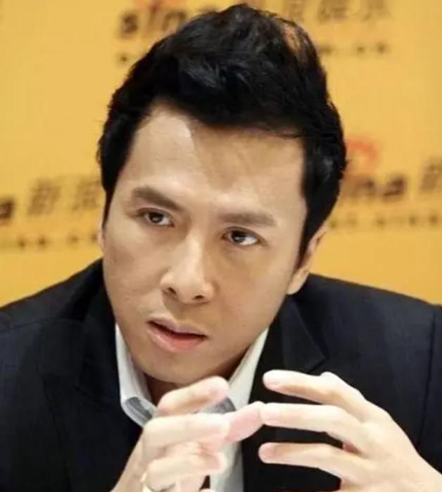 2013年，甄子丹大儿子患病住院，医疗费高到80万，母亲梁静慈实在没办法，提起电