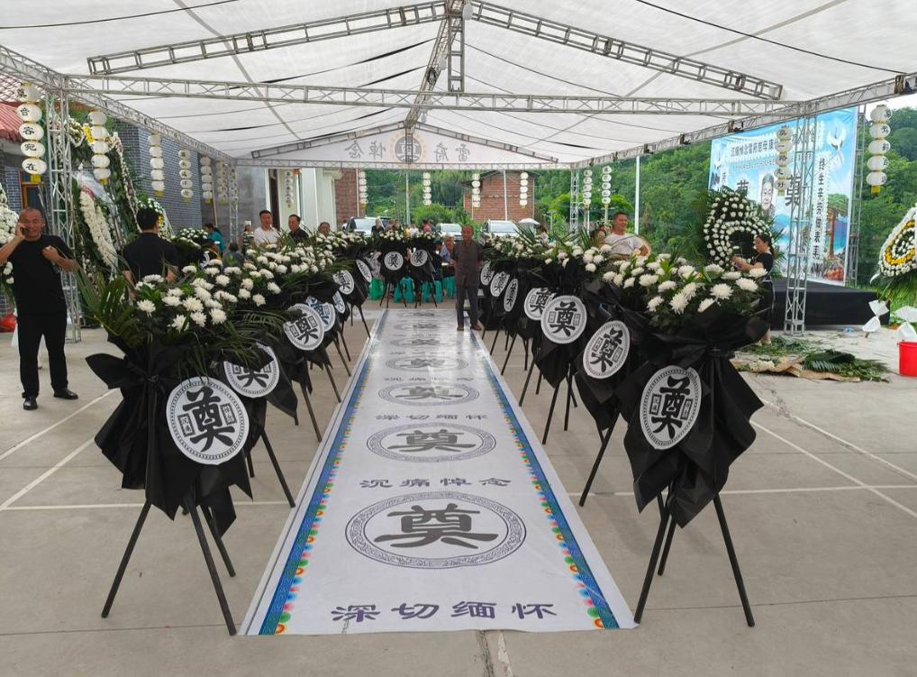 只要参加过白事，你就会明白，遗体还躺着，还没火化，除了至亲，其他人，哪怕是亲侄子