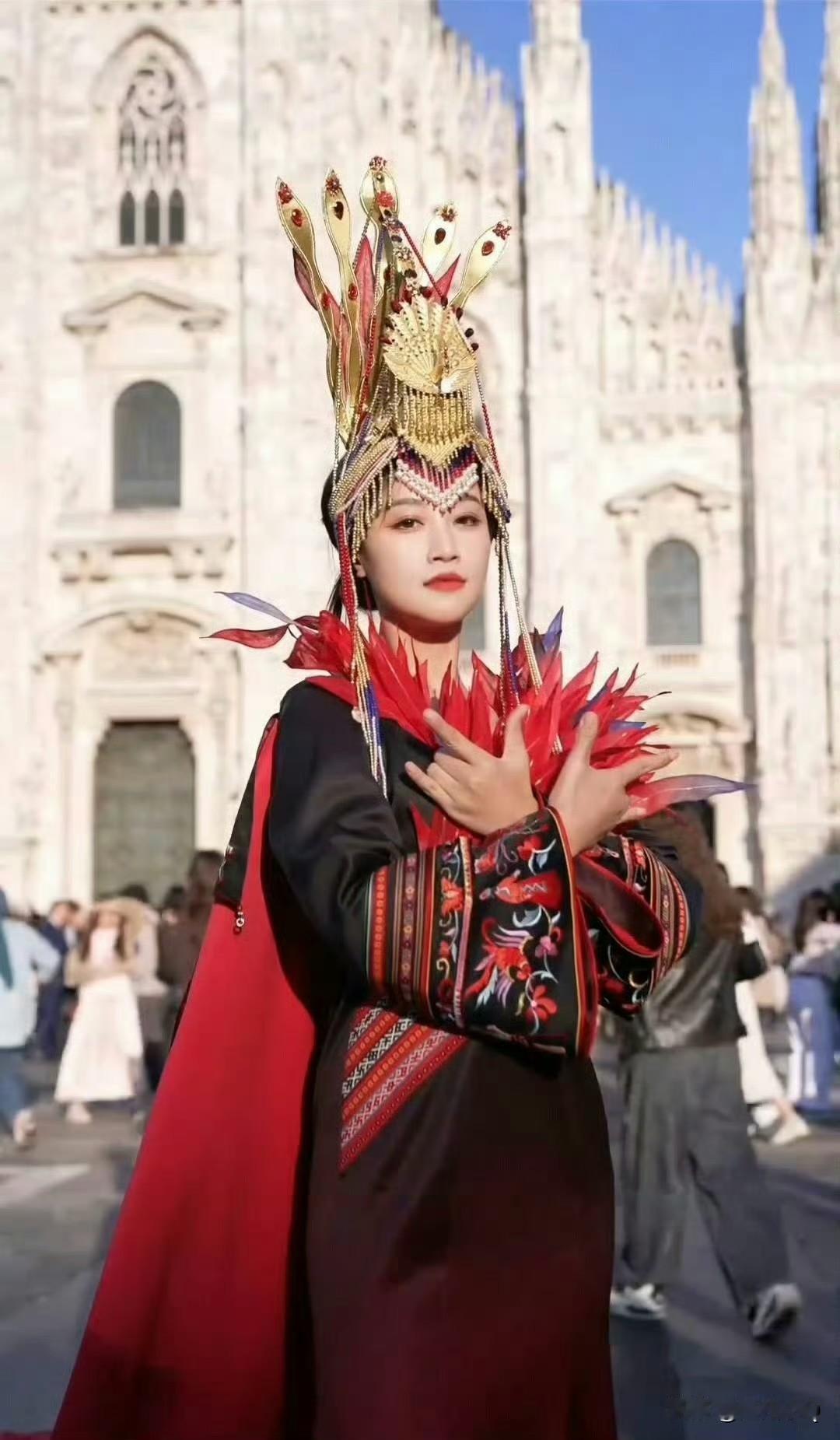 这次米兰时装周之行，蓝盈莹真的是在身体力行去宣传民族文化和传承非遗。身为畲族