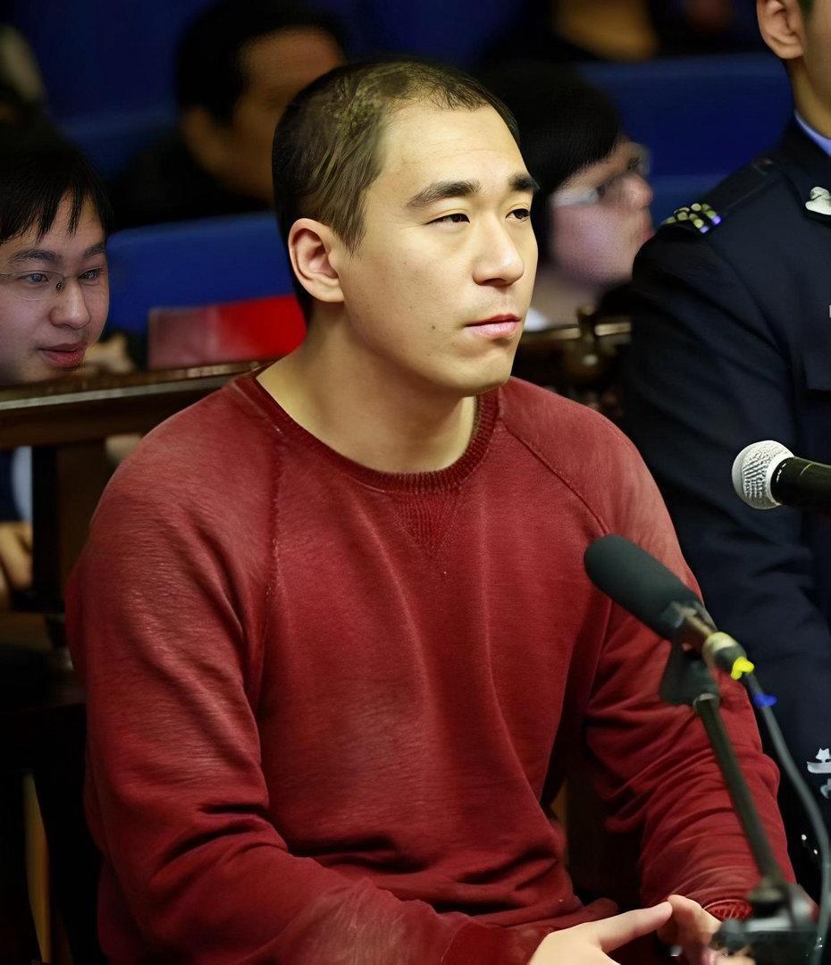 2003年，张国立的儿子张默在中戏门口殴打自己的女朋友童瑶，18岁的童谣跪地求饶，说：“歇十分钟再打