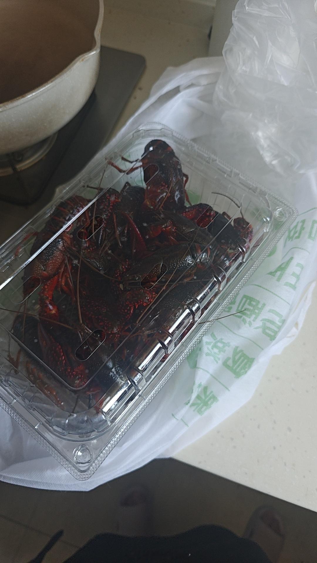 论小龙虾的一生自己动手实现小龙虾自由还是经典油焖的好吃小龙虾自由吃了个虾