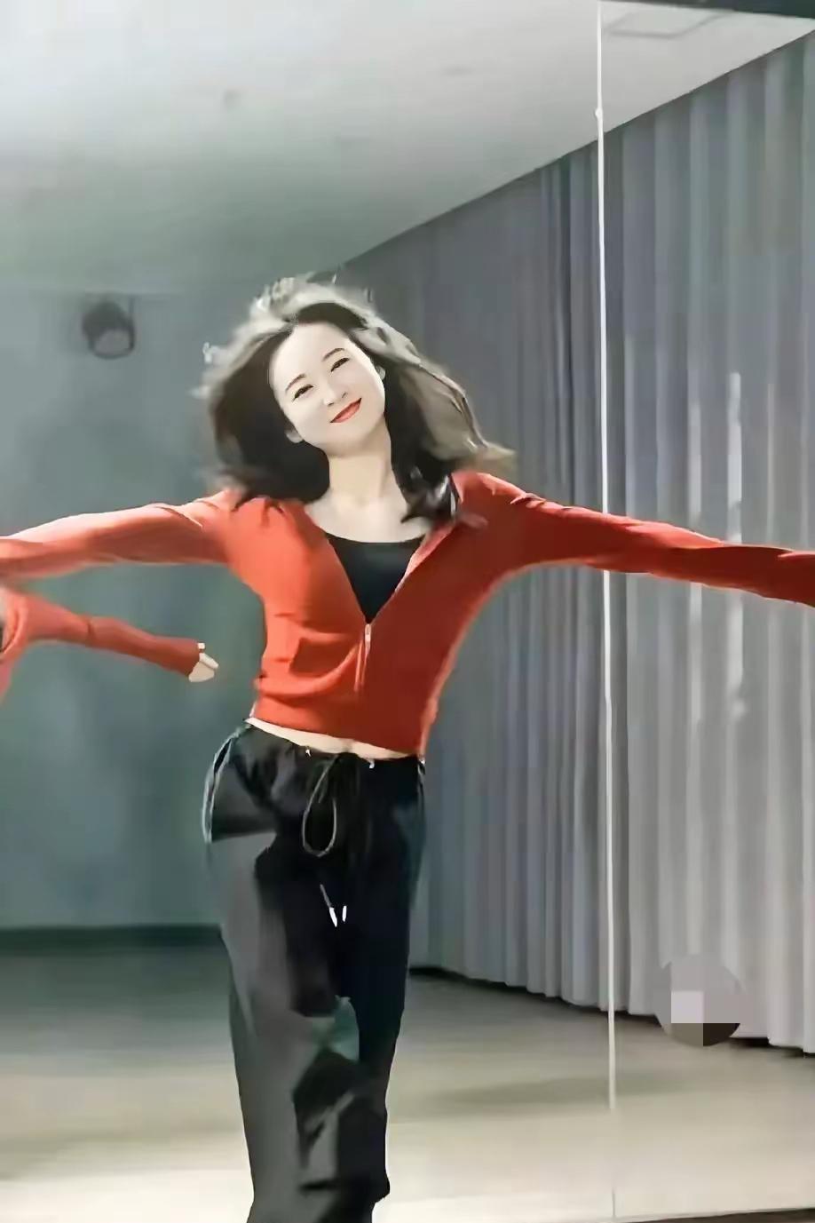 贾玲瘦身成功惊艳众人，完美诠释了