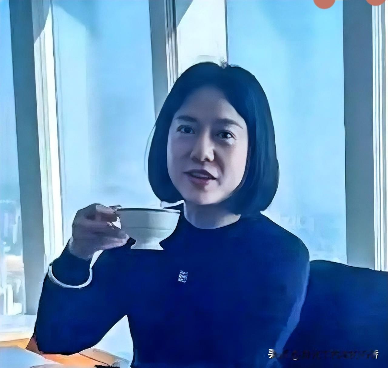 杨振宁老师离世不到一个月，翁帆依旧保持杨老师的作息时间，早上起来打太极，晚上整理