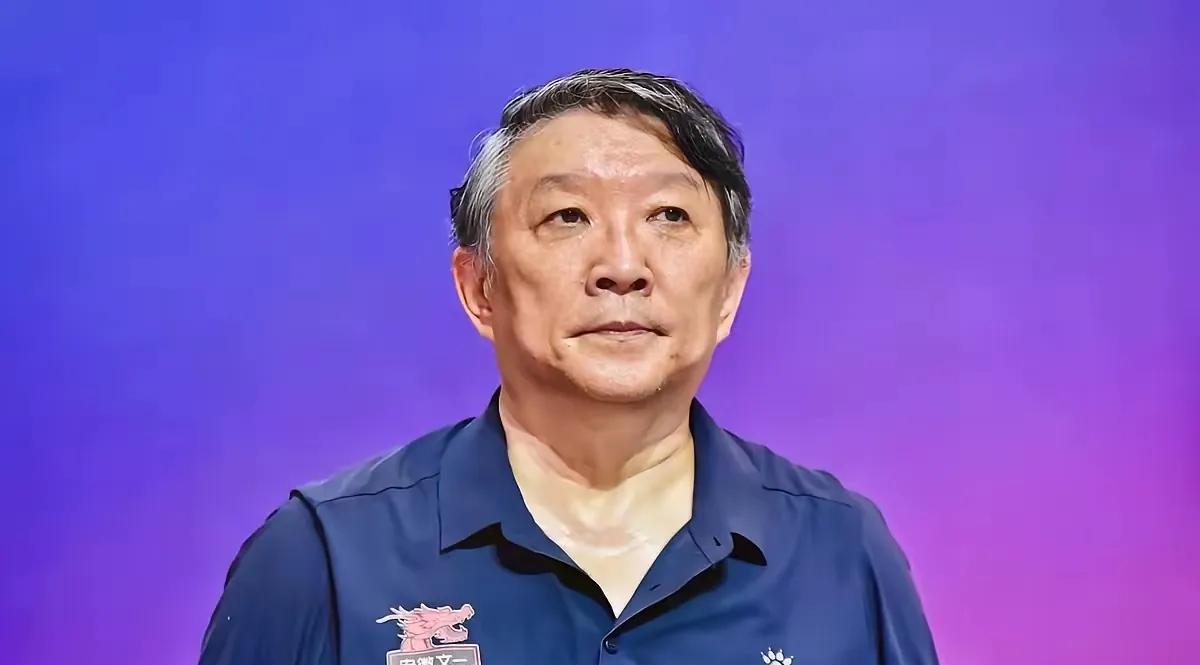 宫鲁鸣不应该继续担任国家女篮教练的三点核心原因:1、下届奥运会已过七十岁，而篮
