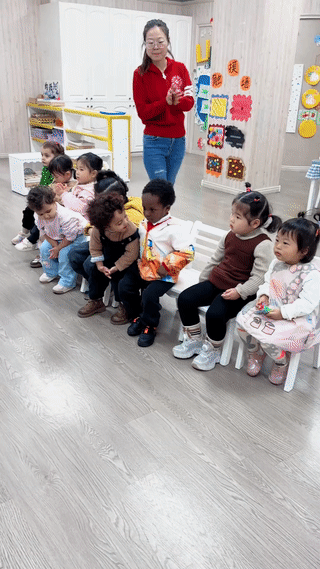 现在幼儿园里的外国小朋友真的好多啊？既有非洲黑人小孩也有中亚南亚的小孩？真是