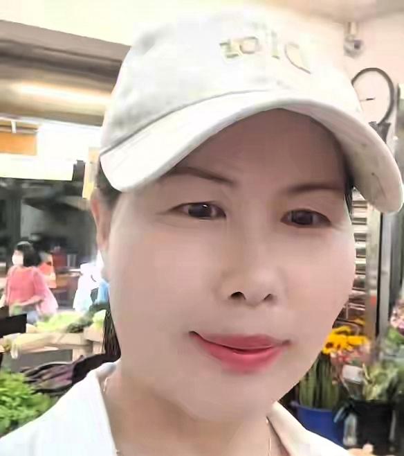 太暖心！马筱梅妈妈一大早陪小杨阿姨买菜，全程默默排队太圈粉。4月1日，小杨阿姨