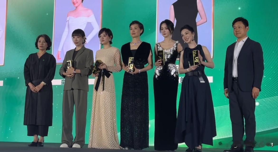 6月25日，白玉兰提名女主角合影，杨紫在一众姐姐身边气势全无，太有妹感了！吴越
