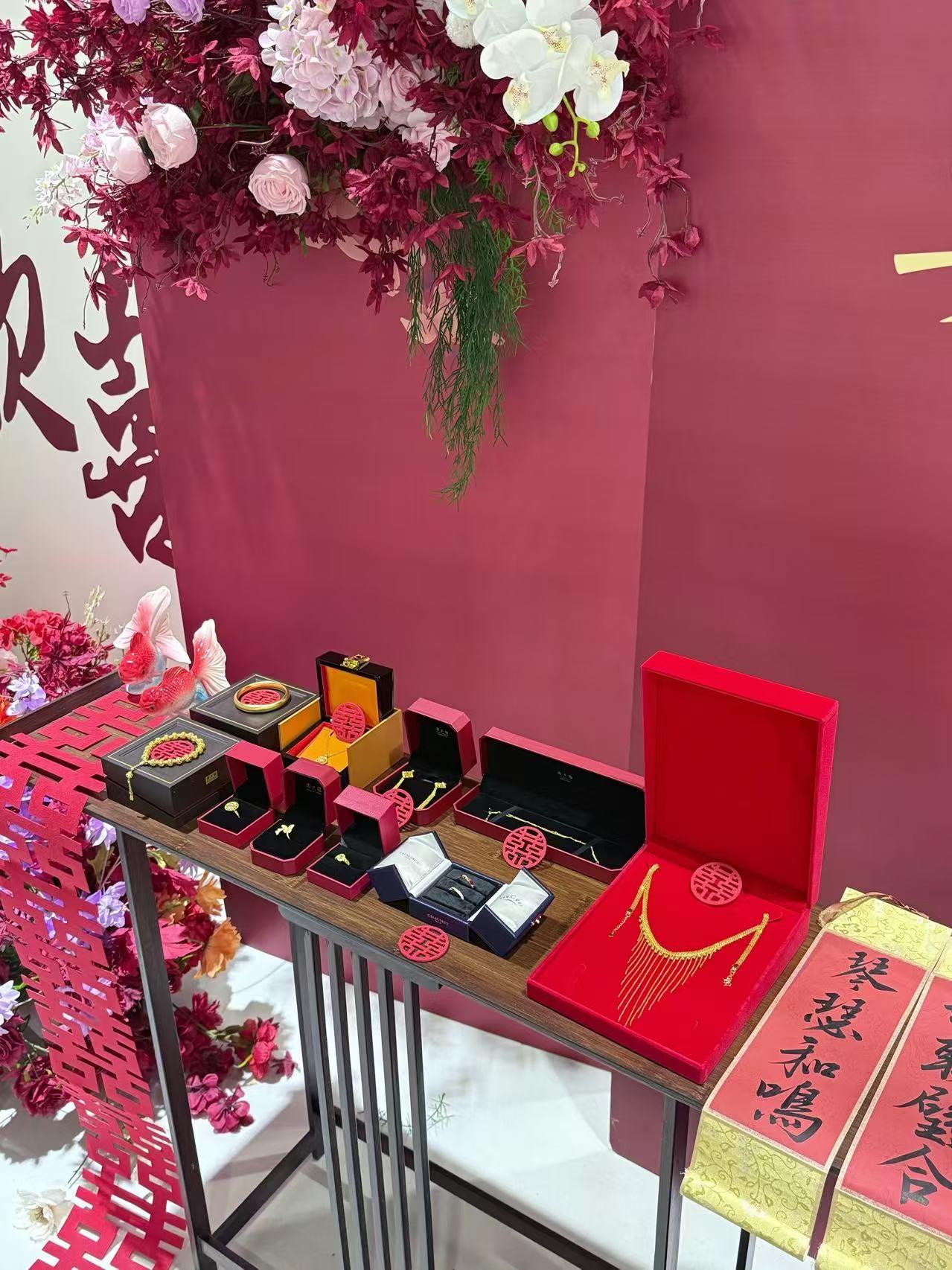 老公的外甥准备娶媳妇了，刚才打电话来跟我们借钱。老公问他目前还差多少，他就一一列