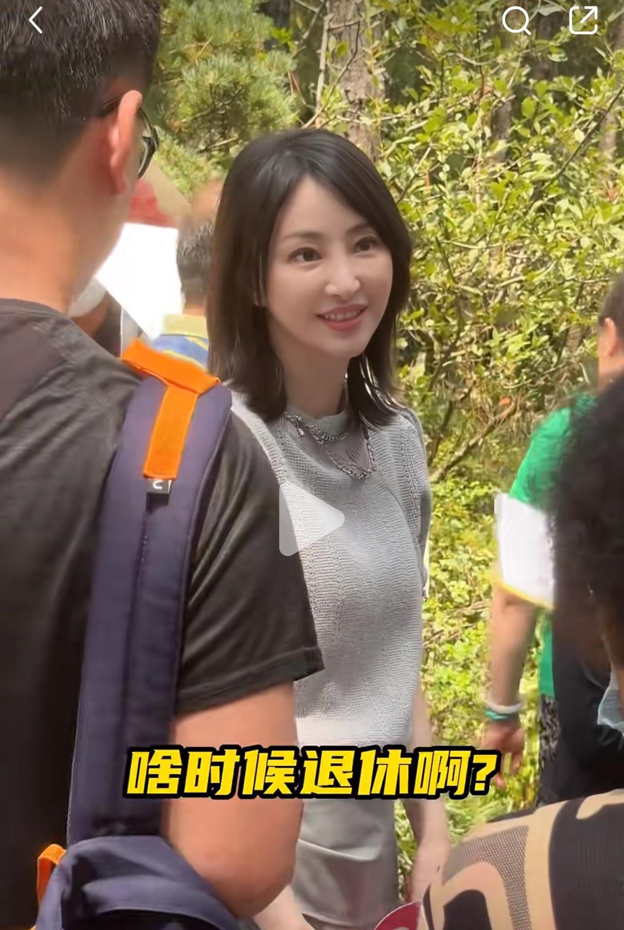 北京著名的“相亲角”，这位姐姐年纪已经快50了，好几个80后、甚至90后的小伙都