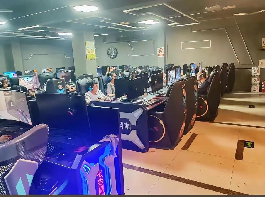 提起网吧，你是不是想到烟味和着汗味的空气、“包浆”的鼠标键盘和黄毛青年，如今网吧