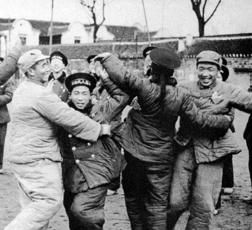1957年，正值苏联十月革命四十周年，粟总长带队访问苏联。回国前夕，粟总长与苏联