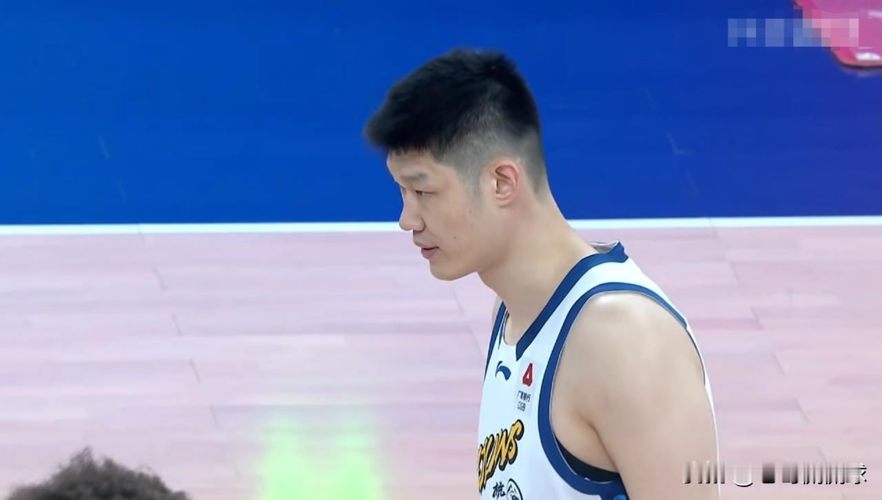 浙江方兴渡当家中锋胡金秋真是独木难支！在今天浙江方兴渡客场挑战上海久事的上半场比