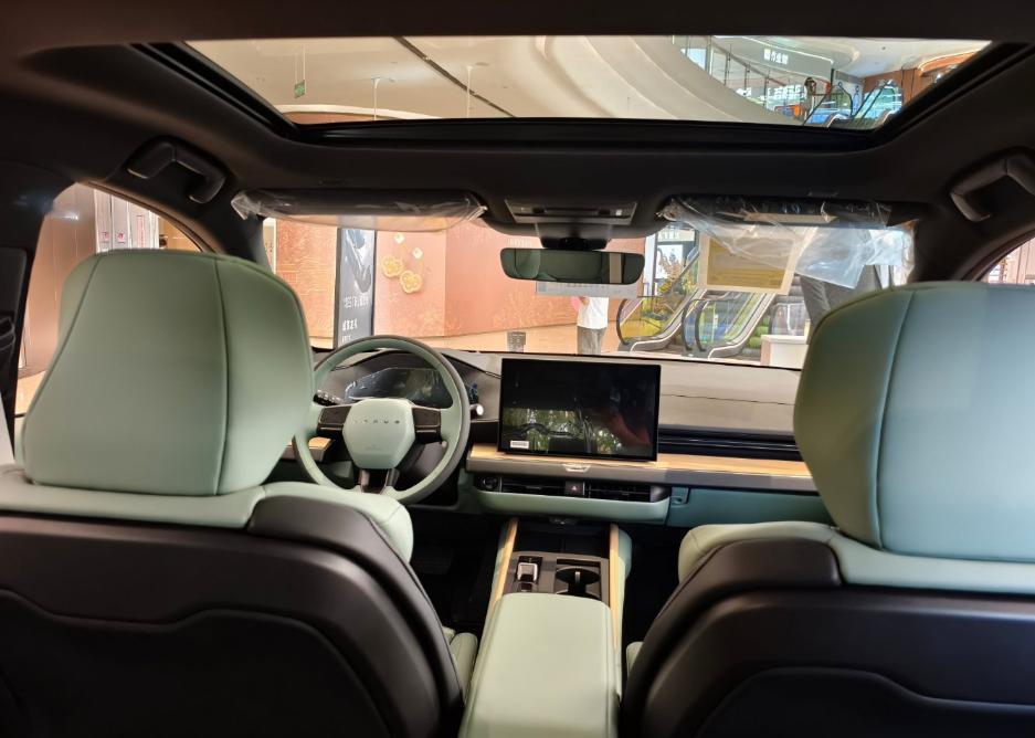 以前的雷克萨斯ES内饰其实比较的一般，而全新款的车型虽然电气化的程度变得更好，但