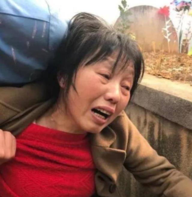 1984年，一战士壮烈牺牲，其新婚20天的妻子拒绝改嫁，坚持生下遗腹子。35年后